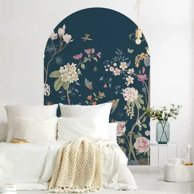 Wochenendangebot Illustrierte Blumen Chinoiserie auf Dunkelblau Rundbogen Tapete