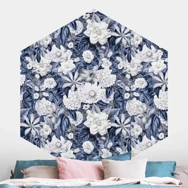 Weiße Blumen vor Blau Hexagon Mustertapete Aktuell