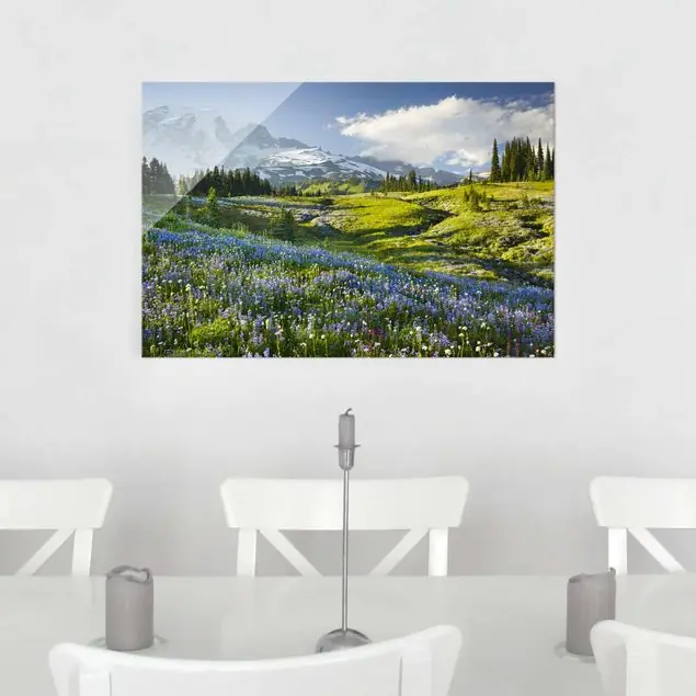 Bergwiese mit blauen Blumen vor Mt. Rainier Sonderangebot