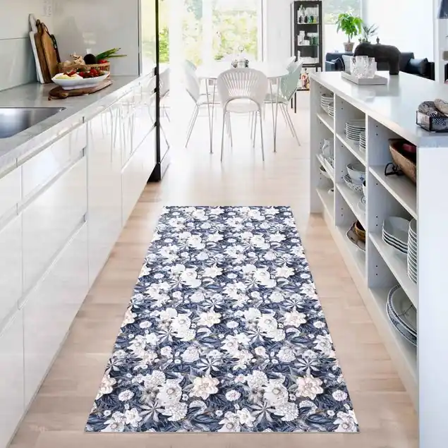 Weiße Blumen vor Blau Vinylteppich Must-Have