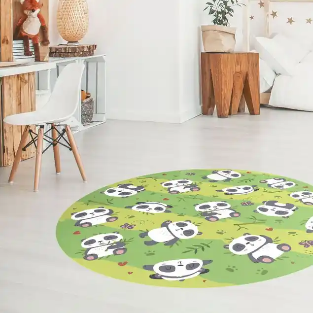 Aktuell Süße Pandabären auf Grüner Wiese Runder Vinyl-Teppich