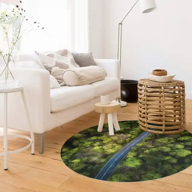 Aktuell Luftbild - Asphaltstraße im Wald Runder Vinyl-Teppich